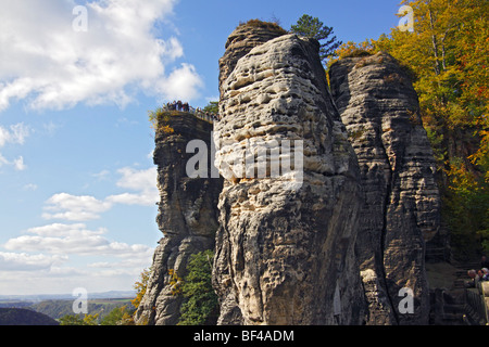 Il Bastione, formazione di roccia nella Svizzera sassone Elbe montagne di arenaria con persone su una piattaforma di osservazione in autunno, Na Foto Stock