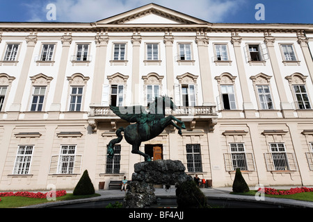 Schloss Mirabell Palace con fontana Pegasusbrunnen, giardino anteriore, Giardini Mirabell, Salisburgo, Austria, Europa Foto Stock