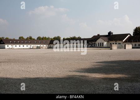 L'ex parata a terra e roll-sito di chiamata presso il memoriale del campo di concentramento di Dachau in Germania Foto Stock