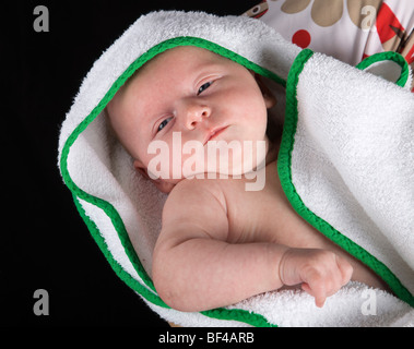 Baby, ragazza, 5 settimane di età, su sua madre del braccio Foto Stock