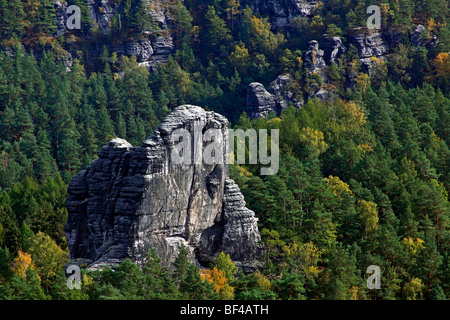 Formazione di roccia in Bastei, Elba montagne di arenaria in autunno, Svizzera Sassone National Park, in Sassonia, Germania, Europa Foto Stock