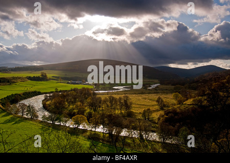 Sole di mattina sul fiume Avon a Tomintoul nel foothils dei Monti Cairngorm SCO 5493 Foto Stock