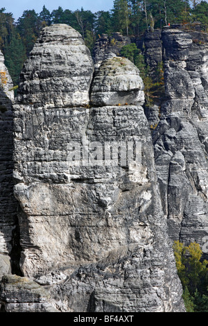 Formazione di roccia in Bastei, Elba montagne di arenaria in autunno, Svizzera Sassone National Park, in Sassonia, Germania, Europa Foto Stock