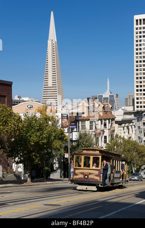 Funivia in California Street, angolo di Powell Street, con la Piramide Transamerica nel retro, San Francisco, California, Stati Uniti d'America Foto Stock