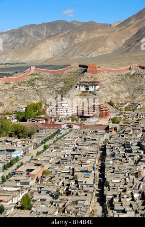 Buddismo tibetano, Pelkor Choede monastero con un stupa Kumbum dietro il centro storico, Balkor Monastero, Gyantse, Himalaya, Foto Stock