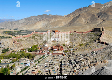 Buddismo tibetano, Pelkor Choede monastero con la parete circostante, Balkor monastero Kumbum stupa, centro storico e countrysid Foto Stock