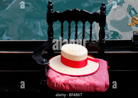 Dettaglio del gondoliere hat, gondola, Grand Canal, Venezia, Veneto, Italia, Europa Foto Stock