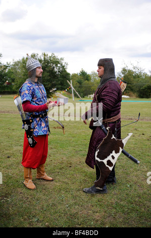 Due partecipanti in costumi tradizionali parlando, aprire Eocha campionato europeo 09, montato tiro con l'arco, steppa con piloti provenienti da Foto Stock