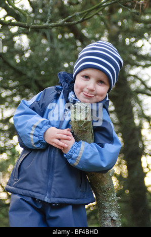 Cheeky little boy, 2 anni, attaccare fuori la sua lingua Foto Stock