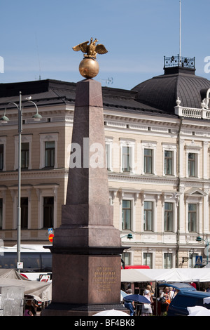 Twin-headed Eagle Romanov sulla cima di un obelisco presso la piazza del mercato che commemora la visita imperiale a Helsinki nel 1835. Foto Stock