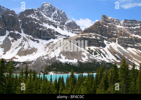 Un bellissimo lago sul fondo di una montagna al lago bow, Alberta, Canada Foto Stock