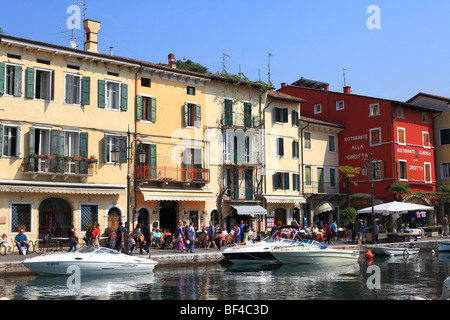 Porto di Lazise sul Lago di Garda, Italia, Europa Foto Stock