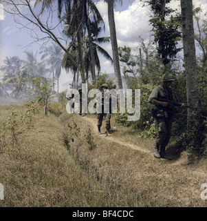 Fanti della truppa B, 1° Stormo, 9 Cavalleria a piedi di pattuglia durante la Guerra del Vietnam nel 1967. Foto Stock