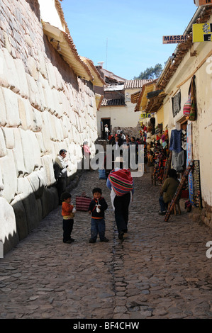 Una stretta viuzza, Museo de Arte Religioso, il museo di arte religiosa, Palacio Arzobispal, il Palazzo Arcivescovile, Cusco, Inca settlem Foto Stock