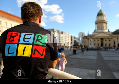 Uomo che indossa una maglietta con Berlin, Berlin, Germania, Europa Foto Stock