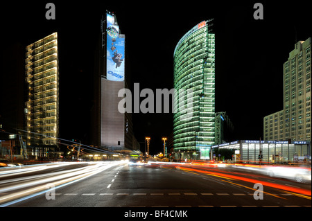 Edifici ad alta, il Sony Center di notte con percorsi di luce, Berlino, Germania, Europa Foto Stock