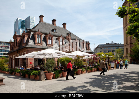 Hauptwache, ex guardia-house, di fronte alla torre di uffici progetto Palais Quartier, Thurn und Taxis Square, Frankfurt am Main Foto Stock