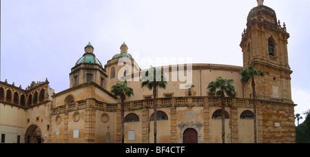 Il palazzo Vescovile e la chiesa di San Vito a Mazara del Vallo - Panorama foto Foto Stock