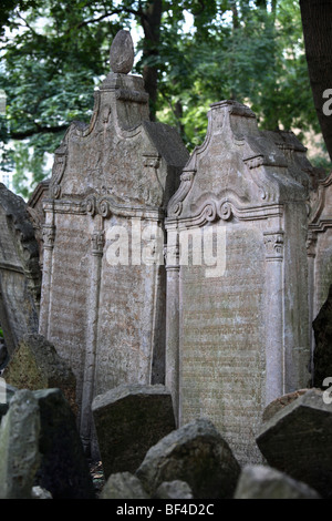 Gli oggetti contrassegnati per la rimozione definitiva del vecchio cimitero ebraico di Josefov, Praga, Repubblica Ceca Foto Stock