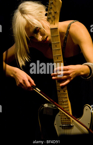 Elin Lindfors, cantante e donna anteriore della band svedese, il Cervo le vie, performing live in Schueuer, Lucerna, Switzerla Foto Stock