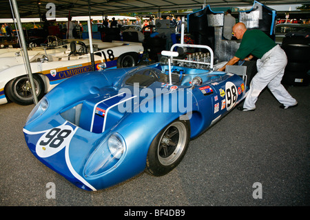 1965 Lola-Chevrolet T70 Spyder essendo preparato nel paddock al 2009 Goodwood, Sussex, Regno Unito. Foto Stock