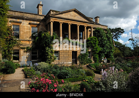 Giardini di Kiftsgate Court Gardens con edificio, fine del XIX secolo, mickleton, Chipping Campden, Gloucestershire, Englan Foto Stock