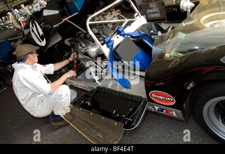 1965 McLaren-Chevrolet M1a cui hanno partecipato meccanico nel paddock al Goodwood incontro, Sussex, Regno Unito. Foto Stock