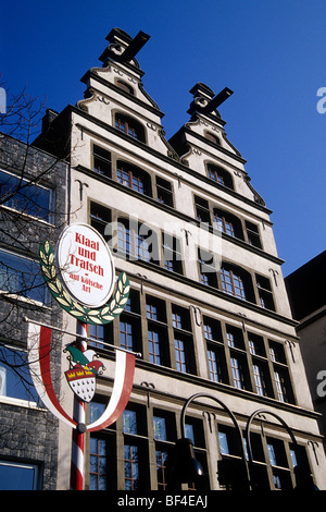 Gaffel House, carnevale sulla Alter Markt mercato del centro storico di Colonia, nella Renania settentrionale-Vestfalia, Germania, Europa Foto Stock