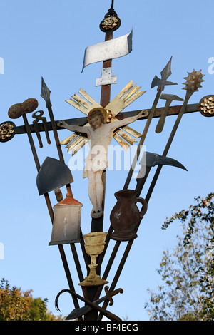 Edicola vecchia Croce di ferro con Cristo la figura e gli strumenti di tortura, Wolfegg, Allgaeu regione, Baden-Wuerttemberg, Germania, Eur Foto Stock