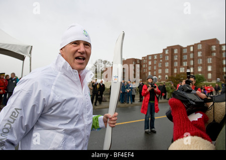 Il 2010 Torcia Olimpica ha cominciato a Victoria, British Columbia, Canada su Venerdì, Ottobre 30. Foto Stock