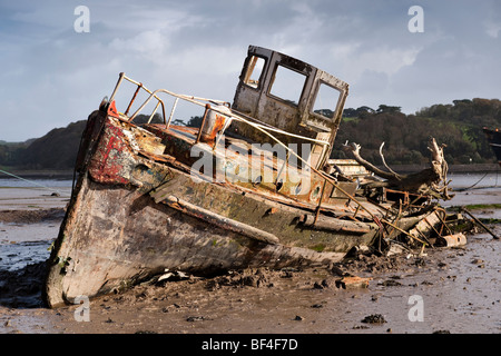 Vecchio fatiscente rimorchiatore a bassa marea sull'estuario Taw-Torridge Foto Stock