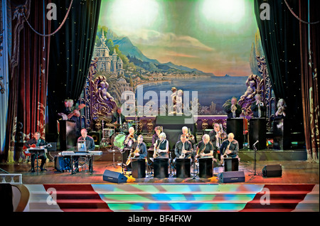 La Blackpool Tower Ballroom, veterano della settimana palla. Live dance band suonare sul palco. Foto Stock