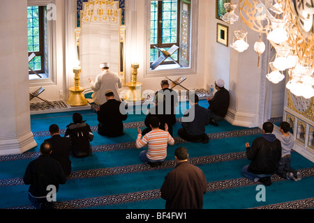 I musulmani in preghiera nella moschea Sehitlik in Berlin-Neukoelln, Germania, Europa Foto Stock