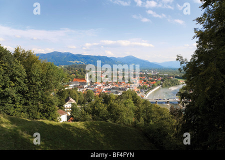 Vista di Bad Toelz e il fiume Isar Dal Calvario Hill, Kalvarienberg, Bad Toelz, Alta Baviera, Baviera, Germania, Europa Foto Stock