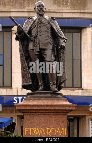 Statua di re Edoardo VII, 1841-1910, nella stazione della metropolitana Tooting Broadway, Tooting, London, England, Regno Unito, Europa Foto Stock