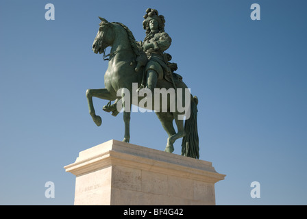 Luigi XIV la statua che si trova nella parte anteriore del Palazzo di Versailles in Francia. Chateau de Versailles, sito Patrimonio Mondiale dell'UNESCO. Foto Stock