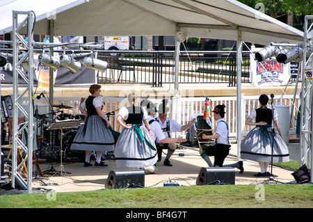 Il tedesco balli folcloristici durante l'Oktoberfest in Addison, Texas, Stati Uniti d'America Foto Stock