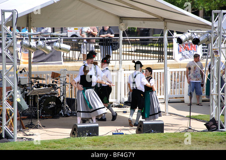 Il tedesco balli folcloristici durante l'Oktoberfest in Addison, Texas, Stati Uniti d'America Foto Stock