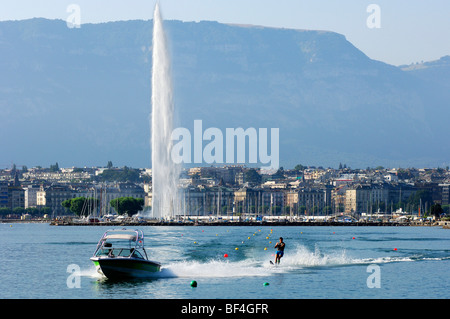 Sci d'acqua nella rada di fronte al gigantesco fontana Jet d'Eau, sul Lago di Ginevra, Ginevra, Svizzera, Europa Foto Stock