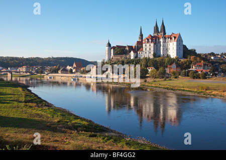 Il castello di Albrechtsburg visto dal lato opposto del fiume Elba ELBA a livelli molto bassi di acqua, di Meissen, in Sassonia, Germania, UE Foto Stock