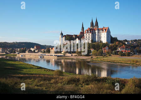 Il castello di Albrechtsburg visto dal lato opposto del fiume Elba ELBA a livelli molto bassi di acqua, di Meissen, in Sassonia, Germania, UE Foto Stock