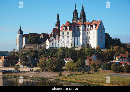 Il castello di Albrechtsburg visto dal lato opposto del fiume Elba, a Meissen, in Sassonia, Germania, Europa Foto Stock