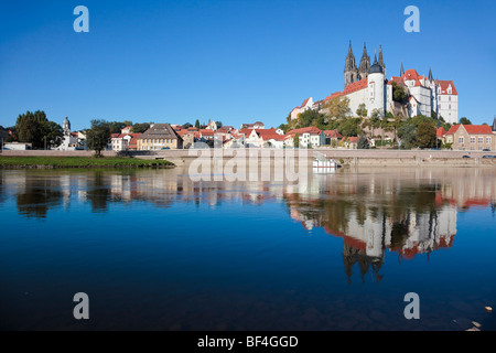 Il castello di Albrechtsburg visto dal lato opposto del fiume Elba, a Meissen, in Sassonia, Germania, Europa Foto Stock