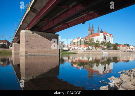 Il castello di Albrechtsburg visto dal lato opposto del fiume Elba, con parte del ponte Elbbruecke, l'Elba a livelli molto bassi di wa Foto Stock