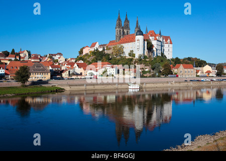 Il castello di Albrechtsburg visto dal lato opposto del fiume Elba ELBA a livelli molto bassi di acqua, di Meissen, in Sassonia, Germania, UE Foto Stock