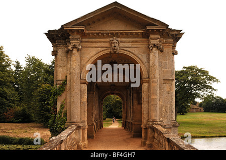 Palladin ponte, ponte palladiano, XVIII secolo, Stowe giardino paesaggistico, Stowe, Buckingham, Buckinghamshire, Inghilterra, Regno Ki Foto Stock