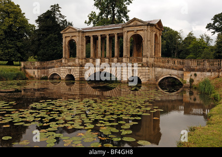 Palladin ponte, ponte palladiano, XVIII secolo, Stowe giardino paesaggistico, Stowe, Buckingham, Buckinghamshire, Inghilterra, Regno Ki Foto Stock