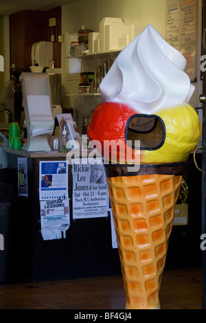 Giant cono gelato accoglie i clienti in Gelateria Foto Stock