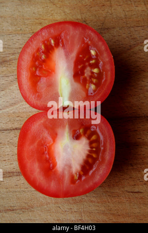 Il pomodoro diviso in due Foto Stock