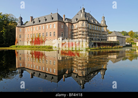 L'acqua e la riflessione in Stagno, Schloss Dyck, moated il castello barocco e park, il museo, Juechen, Basso Reno, Renania settentrionale-Vestfalia, Foto Stock